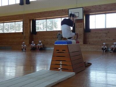 高い跳び箱で前転です！