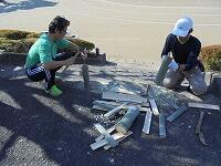 ドラム缶の回りの飾りを作ります