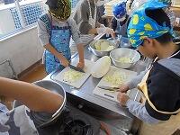 野菜を切ります