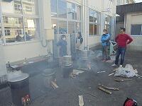 男性は外で火おこしです