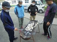 丸めたもちを焼きます