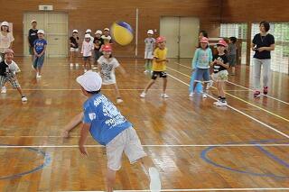 縦割り班対抗ドッジボール大会