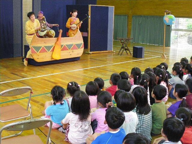 アジアのお話に夢中になっている様子