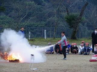 教師の消火訓練の様子