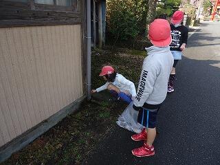 ゴミを拾う児童