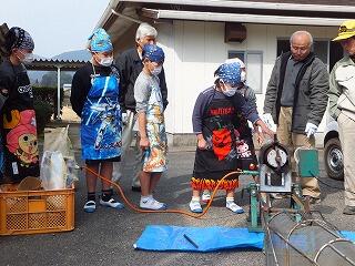 機械をまわす児童