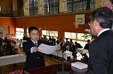 卒業証書を受け取る児童