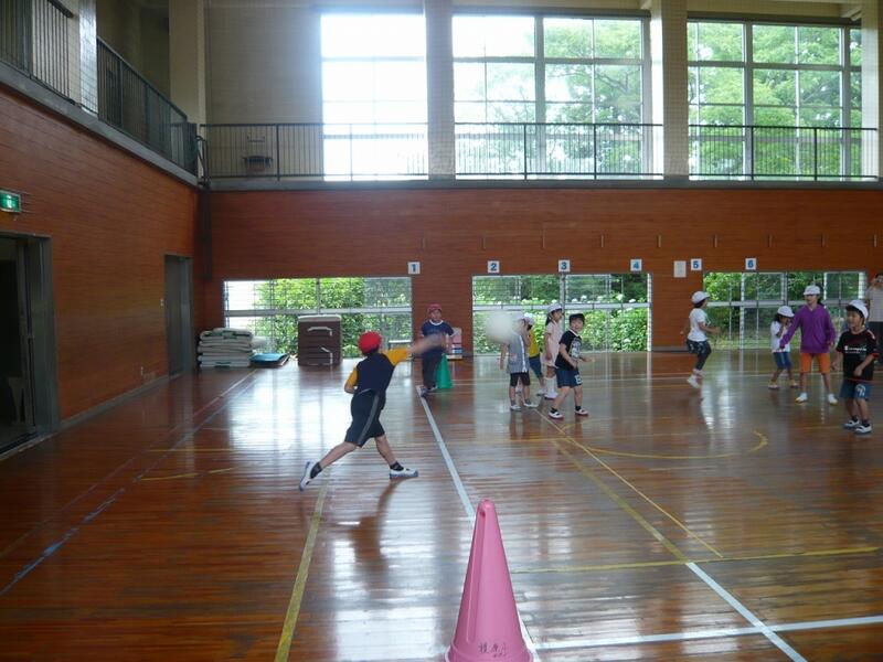 ドッチボールをしている様子