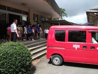 郵便配達車の見送りのようす