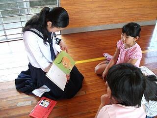 読み聞かせのようす