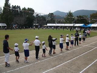 地域の方々と一緒にダンス