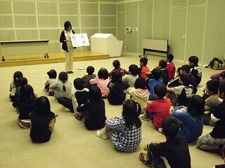 説明を聞いているようす