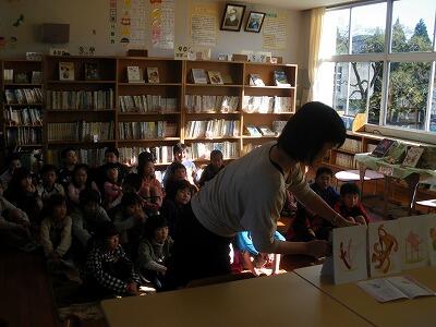 読み聞かせのようす