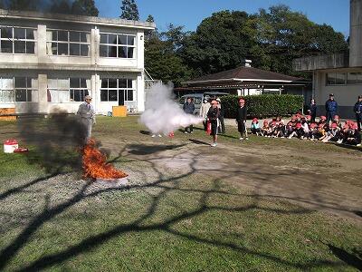 避難訓練（消火活動）のようす