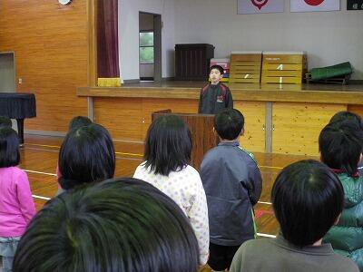 児童会役員交代式あいさつのようす