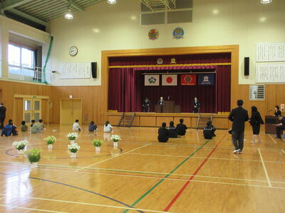 先生方のお話を聞く児童のみなさん