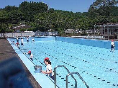 プールそうじ03