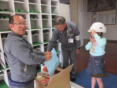 ヘルメット寄贈02