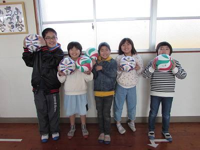 サッカーボールの寄贈01