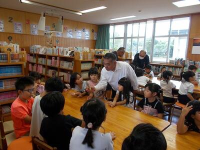 実物資料の説明をする塩川氏