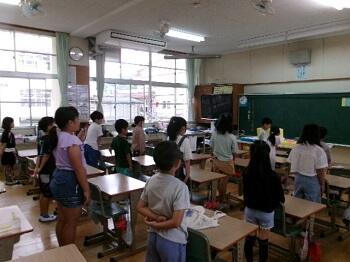 チャイムとともに黙想