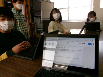 ３年生が見つめています