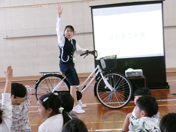 ヘルメット着けている人！