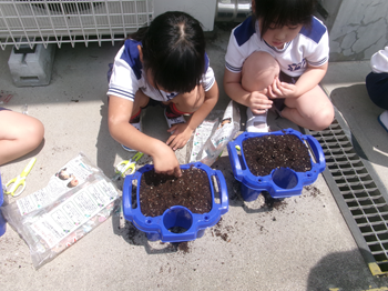 指で穴をあけて