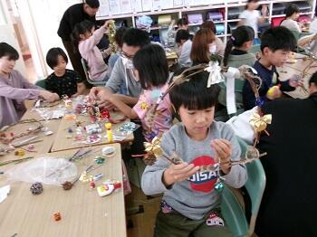 さつまいものつるで