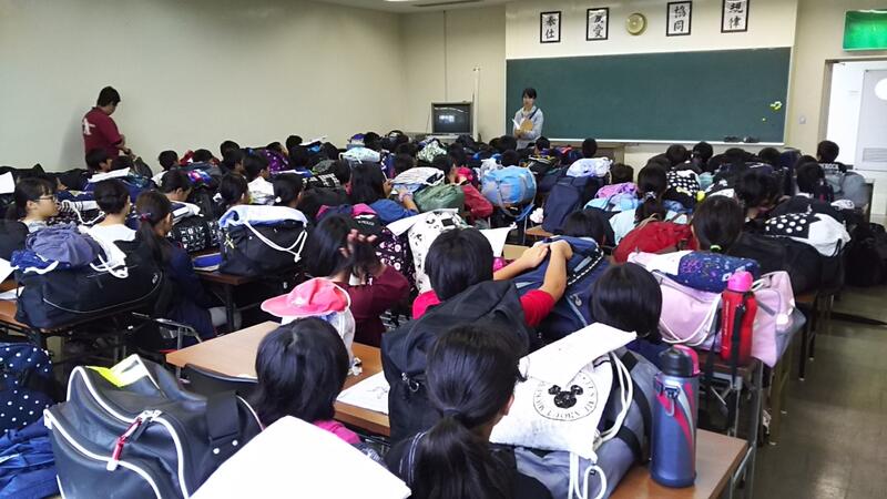 説明を聞く様子