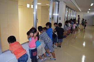 給食センター見学の様子 給食センター見学の様子