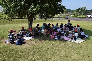 お弁当を食べる様子