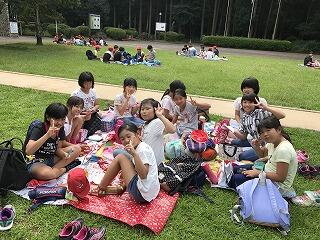 お弁当を食べる様子