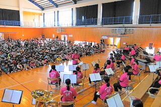 吹奏楽部の演奏の様子