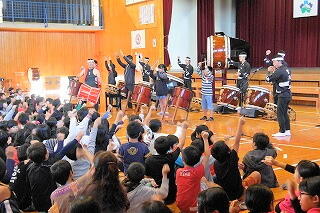 響座の演奏の様子