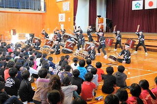 響座の演奏の様子