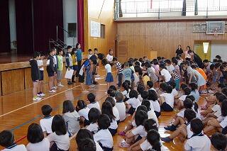 ＪＲＣ登録式の様子（1年生へのバッジ授与）