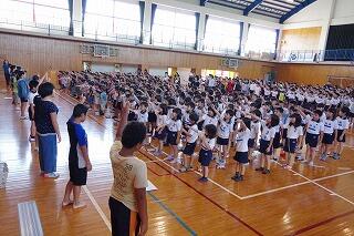 ＪＲＣ登録式の様子（空は世界への斉唱）