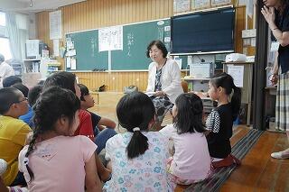 お話を聞く様子