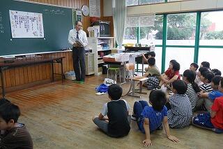 お話を聞く様子