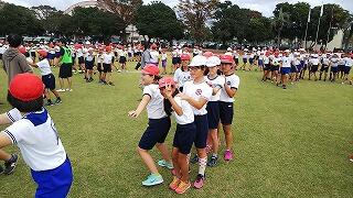 ジェンカを楽しんでいる様子