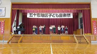 リコーダーを演奏する様子