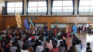 みんなで練り歩く様子