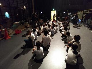 舞台の袖で待機している様子