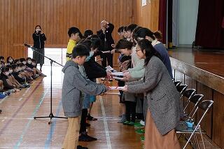 お礼の手紙を渡している様子