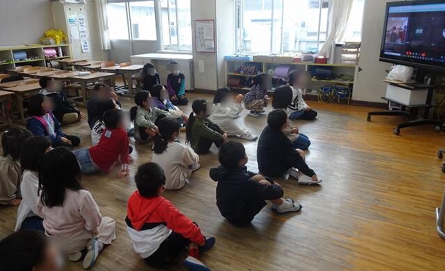 テレビに映るほかのクラスの人の発表を聞いてます