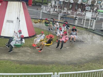 雨も弾き飛ばすかな