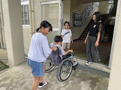 後ろ向きで、安全に…