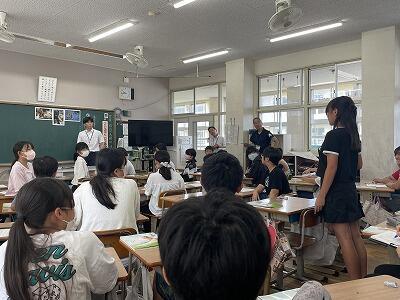 子どもたちも真剣に学びます