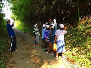 地層をバックに写真を撮ります